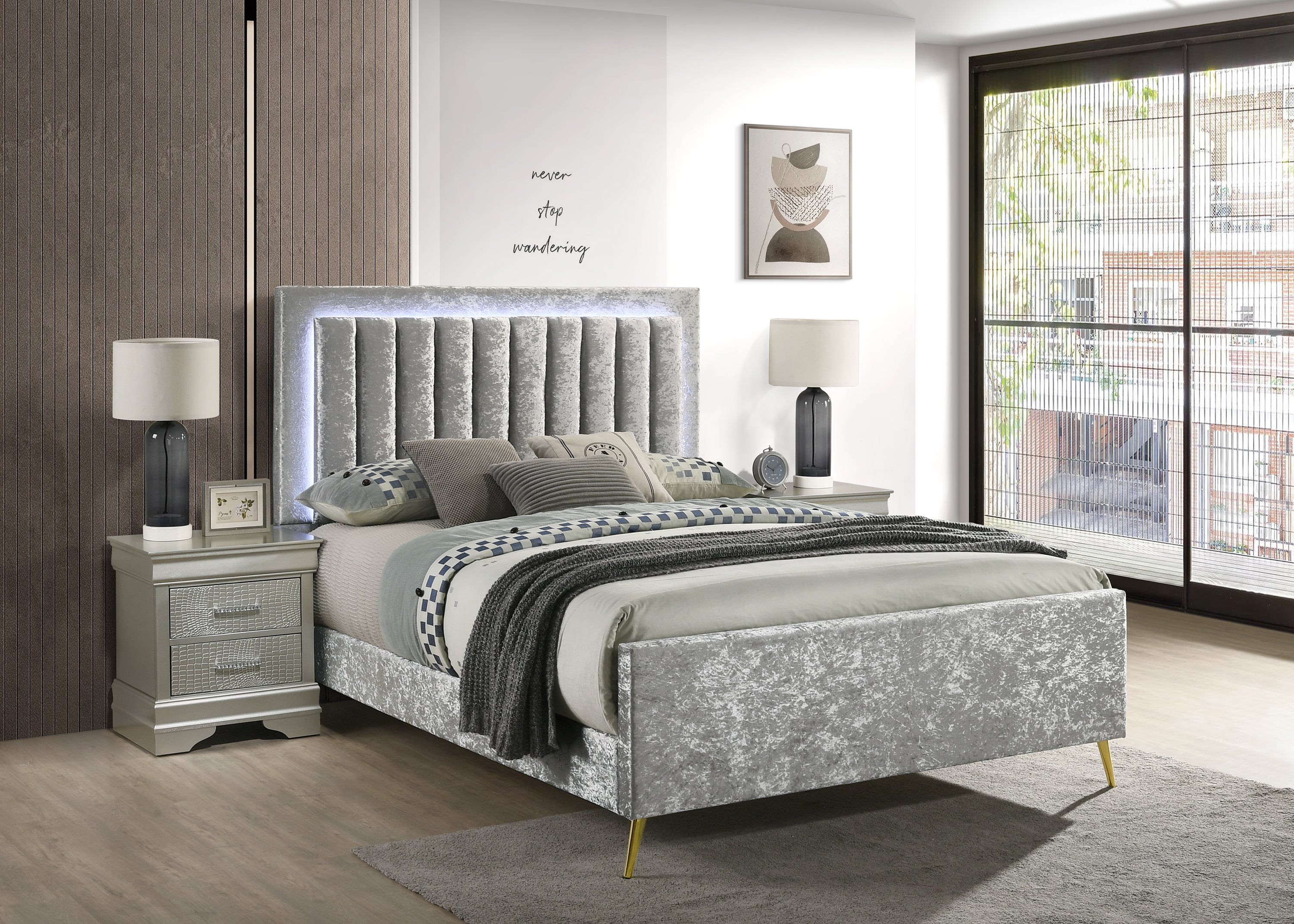 Silver on sale tufted bed