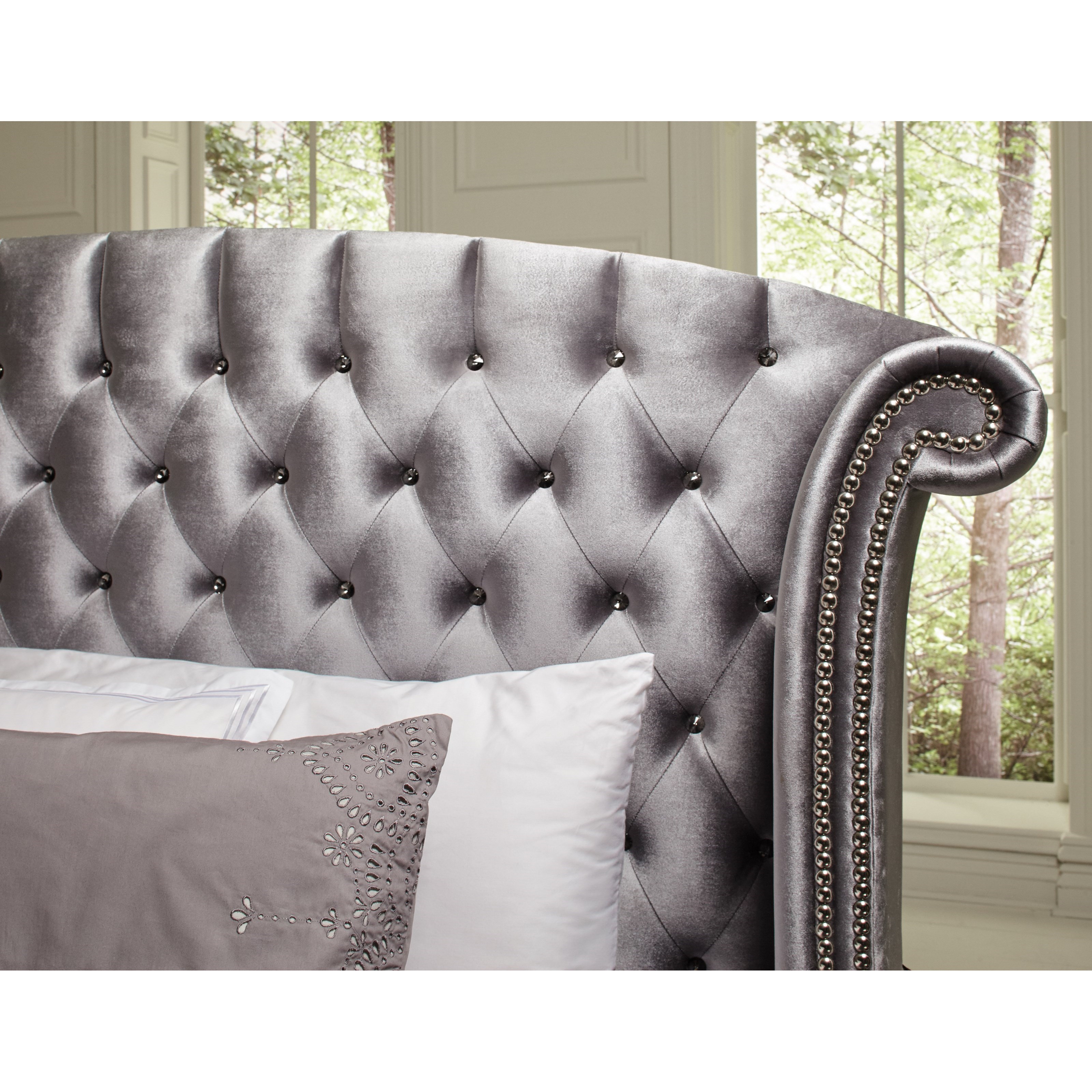 Deanna upholstered queen outlet bed