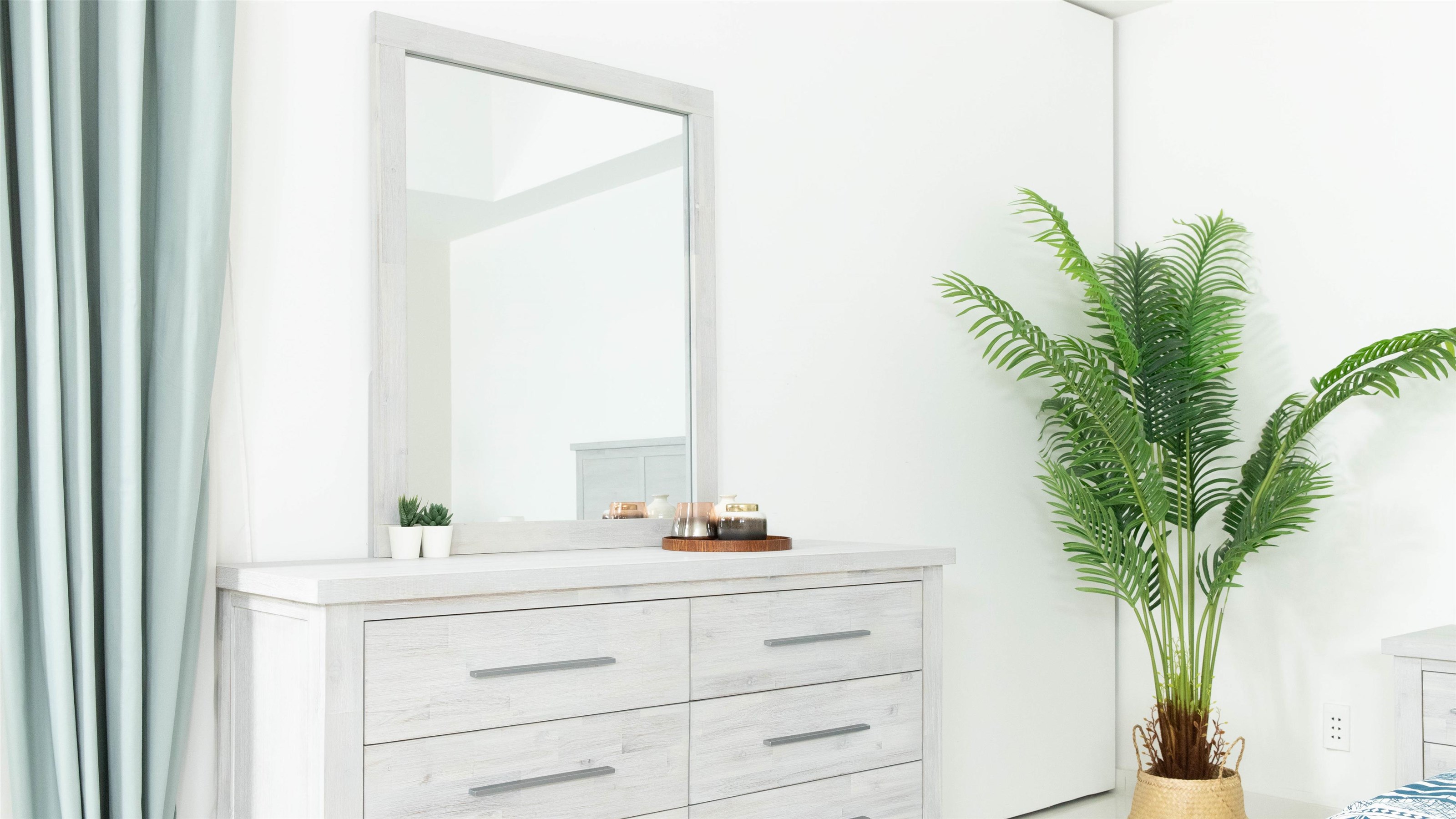 Dimora top white dresser