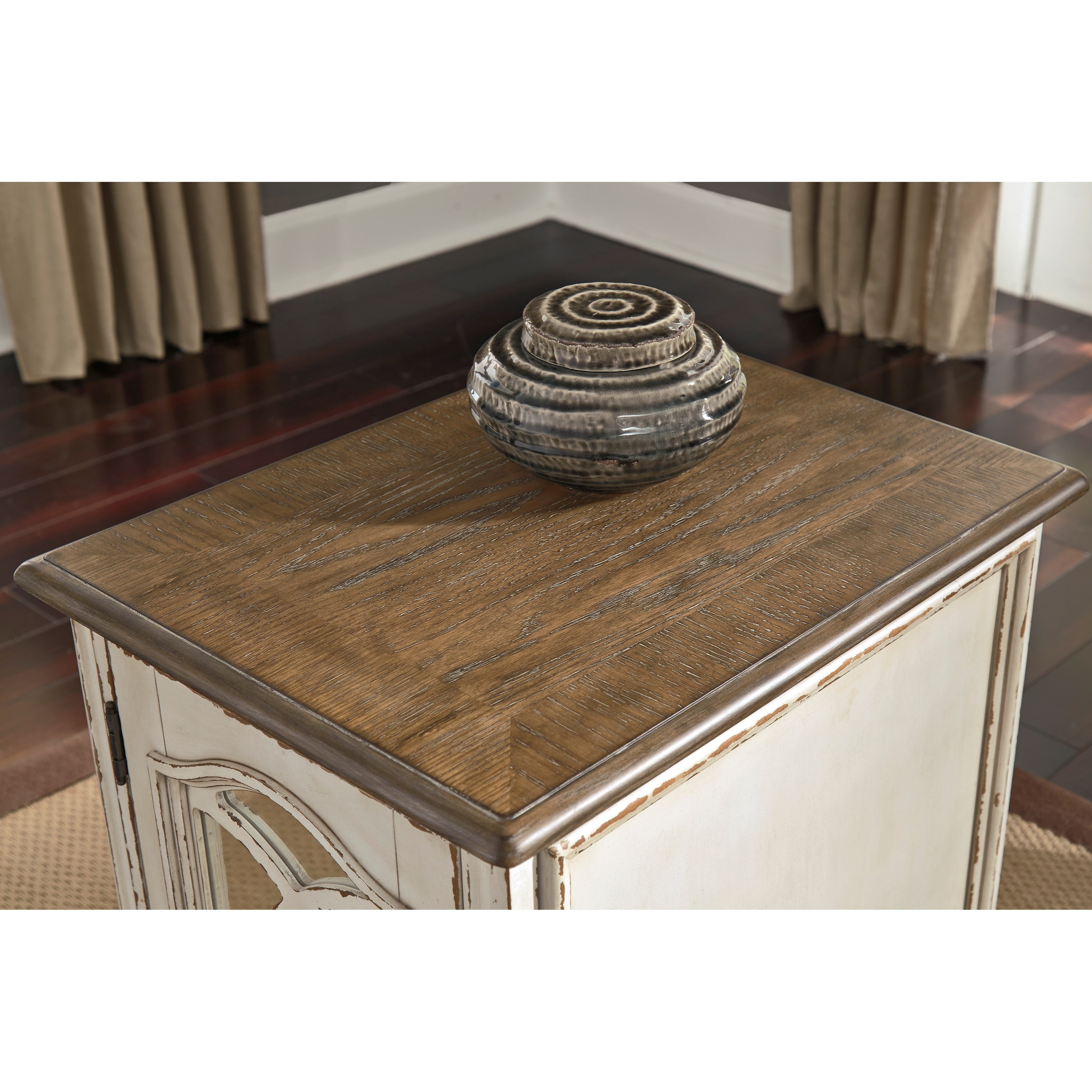Realyn round store end table
